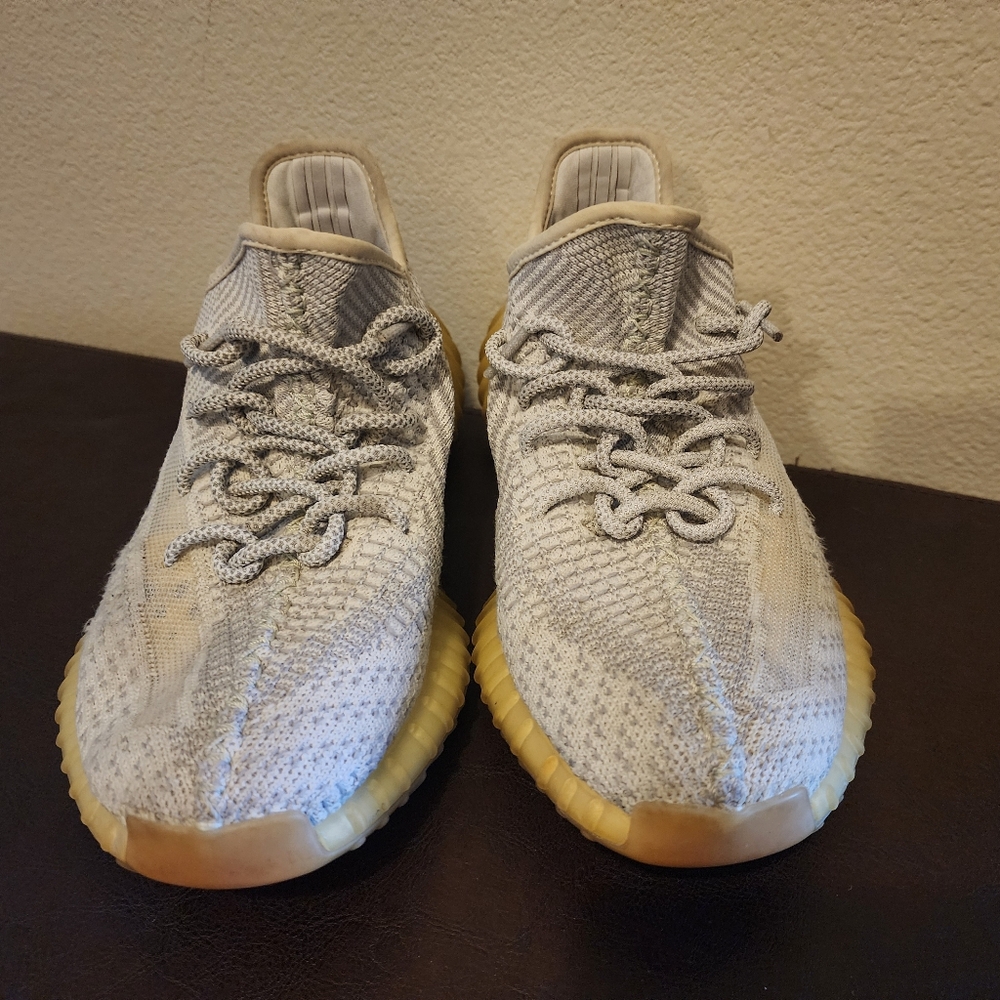 Yezzy v2 350 Very good condition. Size US 9, UK 8,5, FR 42,5. Non reflective.